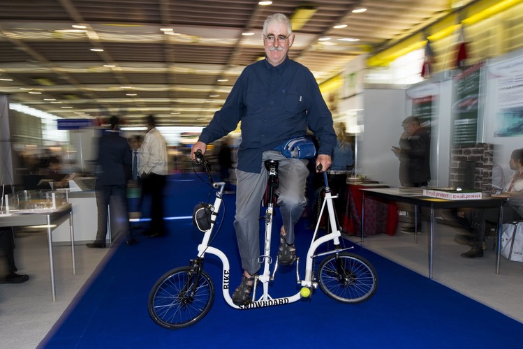 Michael Killian z Irlandii zaprezentował wynalazek o nazwie 'Snowboard Bike'.  Ten dziwaczny rower jeździ na boki z gracją i ruchem snowboardu. Dwie ręce, dwa koła i dwie kierownice, to znak szczególny tego rowerka. Lewą i prawą dłonią kierujący steruje każdym kołem osobno. Rower napędzany jest tradycyjnie, nogami. <br><br>fot. EPA / JEAN-CHRISTOPHE BOTT