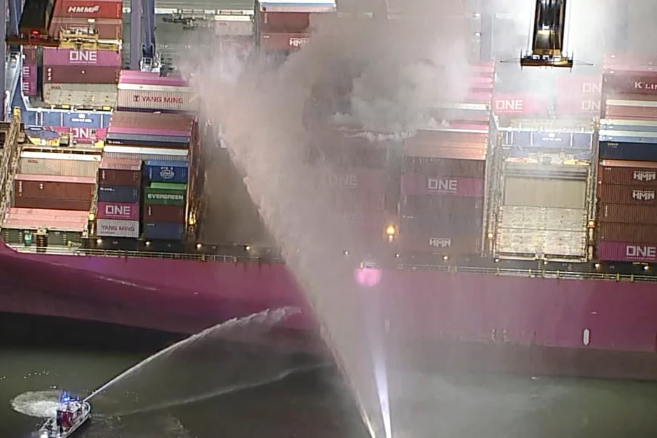 Zapaljen brod u Los Anđelesu