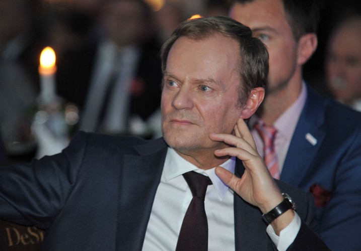 <strong>Miejsce 5. Donald Tusk, przewodniczący Rady Europejskiej.  (fot. Jakub Gruca, / FOKUSMEDIA / NEWSPIX.PL --- Newspix.pl)</strong><br /><br />

To on zaprojektował rząd Ewy Kopacz. I choć od września rządzi nowa premier, to prawie wszystkie zasadnicze działania jej gabinetu wynikają z zapowiedzi lub decyzji Tuska. Tak jest m.in. z dwiema największymi zmianami budżetowymi – czyli nowym systemem ulg na dzieci i waloryzacją kwotową. Emeryci mimo inflacji w okolicach zera dostaną co najmniej 36 zł podwyżki. Z kolei nawet ci rodzice, którzy mają za mały dochód na skorzystanie w pełni z ulg na dzieci, będą to mogli zrobić z dopłatą z budżetu. Były premier przeprowadził operację zmian w OFE i przesunięcia dużej części ich aktywów do ZUS, w wyniku czego dług publiczny spadł o 9 pkt proc. PKB. Wprowadził także nową regułę wydatkową budżetu. Budżet państwa przygotowany na 2015 r., ale także kolejne mają się stosować do tej reguły. W efekcie choć Tusk mówił, że jest trochę socjaldemokratą, wydatki w relacji do PKB na koniec jego kadencji są rekordowo niskie, co świadczy raczej o liberalnym kursie. Choć za stan gospodarki i finansów publicznych Ewa Kopacz może być mu wdzięczna, to na pewno nie można tego powiedzieć o górnictwie. Tusk nie miał odwagi w poprzednim wyborczym roku wziąć się za ten problem. Rok 2015 to jednak dla niego inne zadania. Ma szansę zyskać status sprawnego menedżera unijnych szczytów i tym samym wrócić w glorii chwały do krajowej polityki. (go)<br /><br />