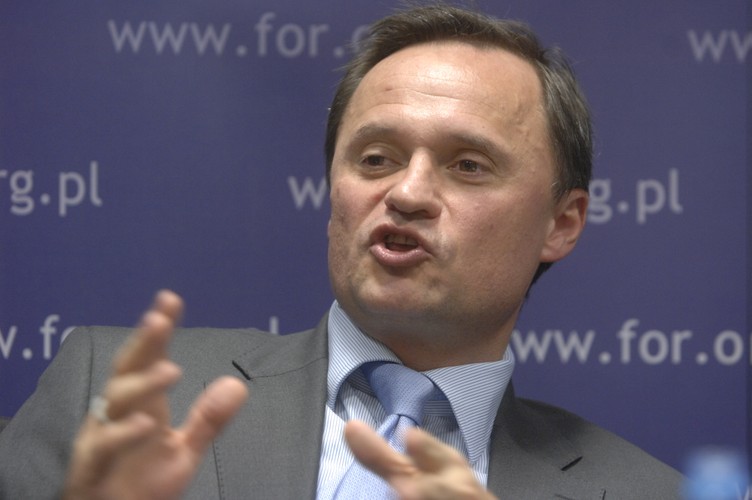 <b>Miejsce 4: Leszek Czarnecki z majątkiem szacowanym na 5,46 mld zł. </b><br />Największy przegrany tegorocznego rankingu 'Wprost' - stracił przez ostatni rok ponad dwa miliardy złotych. Właściciel Open Finance, Getin Banku, Noble Banku, Idea Banku czy firm takich jak TaxCare czy Home Broker , ale jego imperium wciąż rośnie. Ostatnio wycofał się z ubezpieczeniowej firmy TU Europa, ale odkupił bank od firmy Allianz. W maju oddano też do użytku część jego wieżowca - Sky Tower we Wrocławiu.