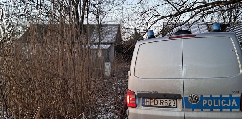 Policjanci pukali, ale nikt nie otwierał. Tylko ten cichy dźwięk zza drzwi...