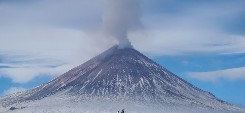 Trzęsienie ziemi spowodowało wybuch wulkanu. Erupcja trwa