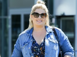 Ciałopozytywność to jej żywioł. Ela Romanowska nie ma problemu z noszeniem miniówki. FOTO