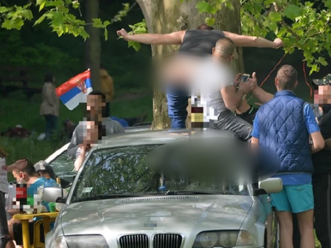 Fotka sa proslave Prvog maja koja je šokirala sve, popeo se na kola i pokazao zadnjicu