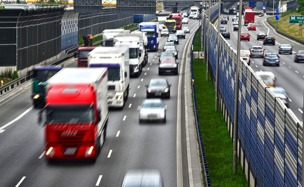 Znaki drogowe do wymiany. Nowe już montują. Rząd ruszył z wielką akcją na całej sieci dróg w Polsce