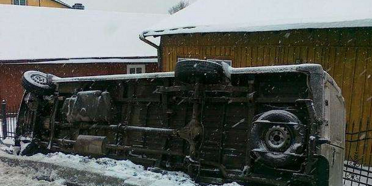 Bus przewrócił się na ogrodzenie