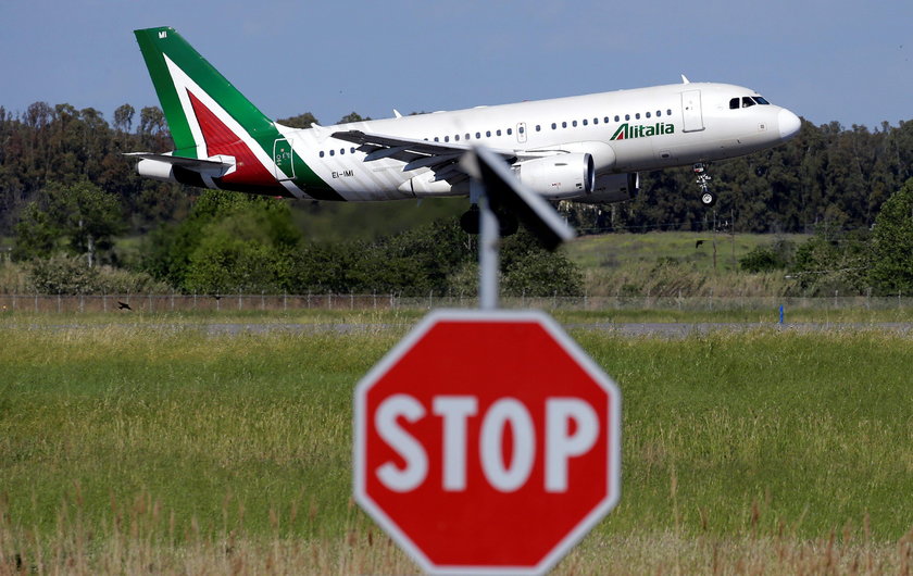 Linie lotnicze Alitalia odwołały 200 lotów. Pasażerowie mają kłopoty