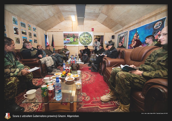 Szura z udziałem gubernatora prowincji Ghazni. Szura, czyli zgromadzenie starszyzny, jest w tradycji Afganistanu najważniejszą władzą, choć często o charakterze nieformalnym.