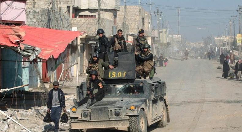 Iraqi special forces patrol the Al-Quds neighbourhood of Mosul after recapturing it from Islamic State (IS) group jihadists on January 3, 2017, during an ongoing operation to retake the city