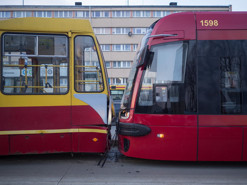 Zderzenie tramwajów na Piłsudskiego w Łodzi. motorniczy zasłabł. Są ranni