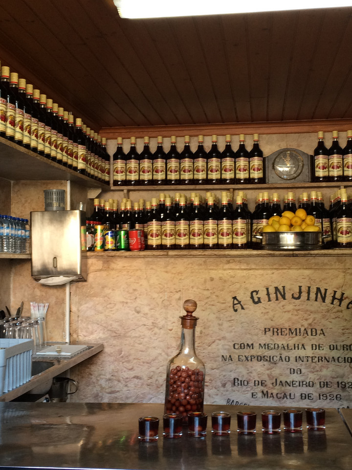 Bar serwujący słynną nalewkę z wiśni o nazwie Ginjinha