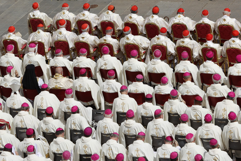  Kardynałowie i biskupi podczas mszy kanonizacyjnej dziesięciu nowych świętych, 15 maja br.