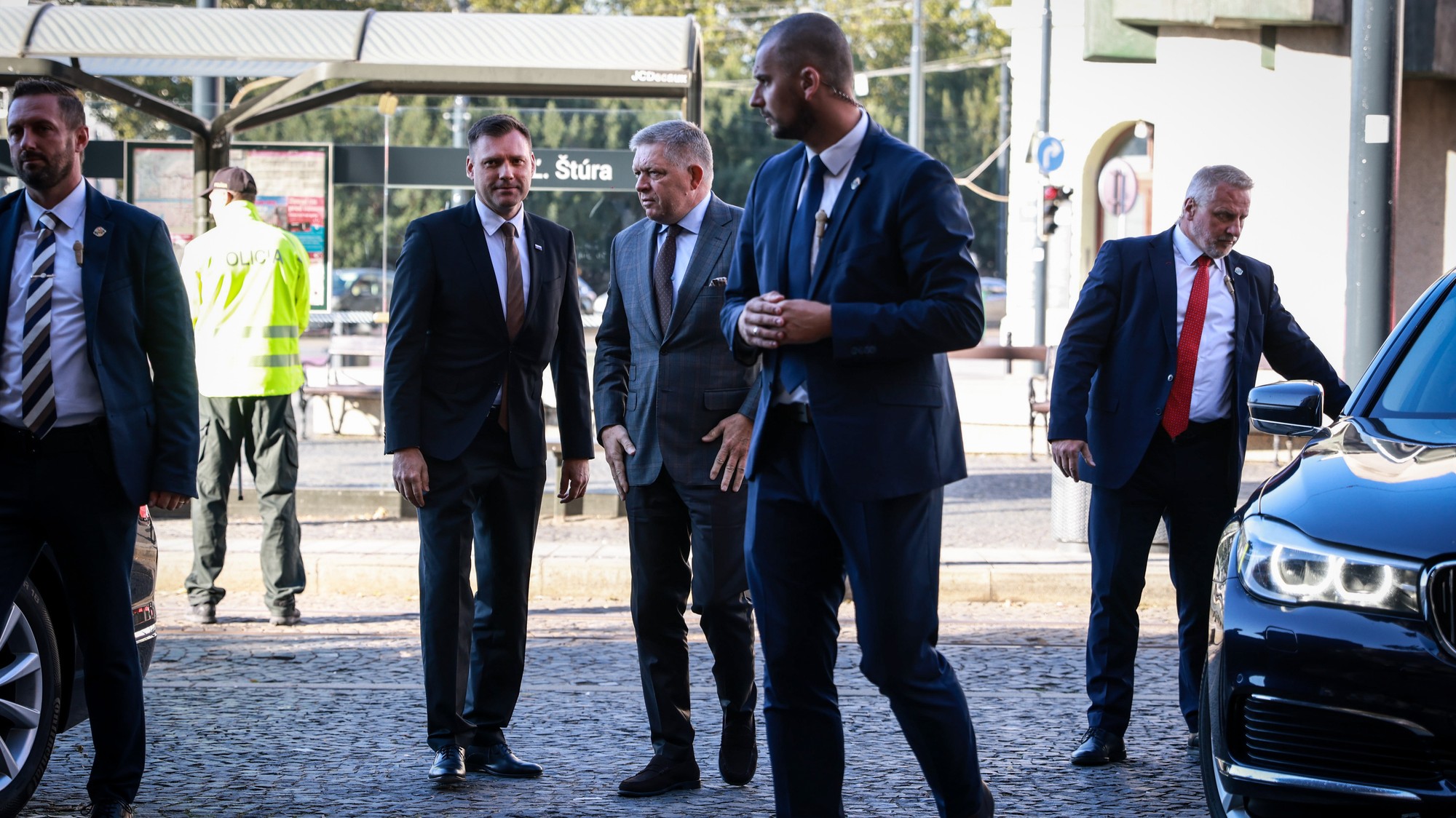 Tomáš Taraba a Robert Fico pred ministerstvom životného prostredia, 1. októbra 2026