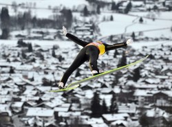 Sędziowie pomagają wygrywać austriackim skoczkom