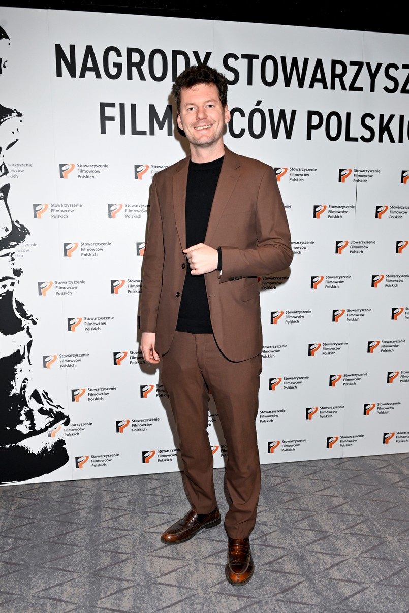 Reżyserem serialu "Zaraz wracam" jest Makary Janowski