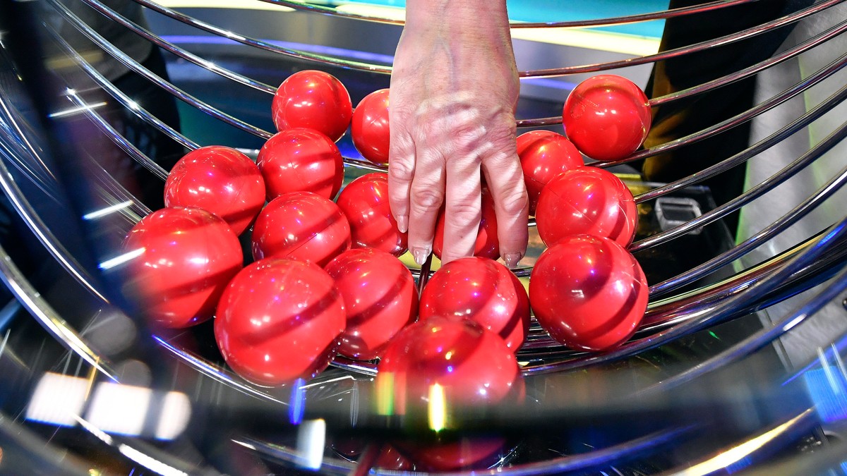 Kihúzták az ötös lottó nyerőszámait: 1,72 milliárd forint volt a tét