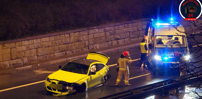 Wypadek w centrum Warszawy. Żółte BMW strzaskało się jak zabawka [ZDJĘCIA]