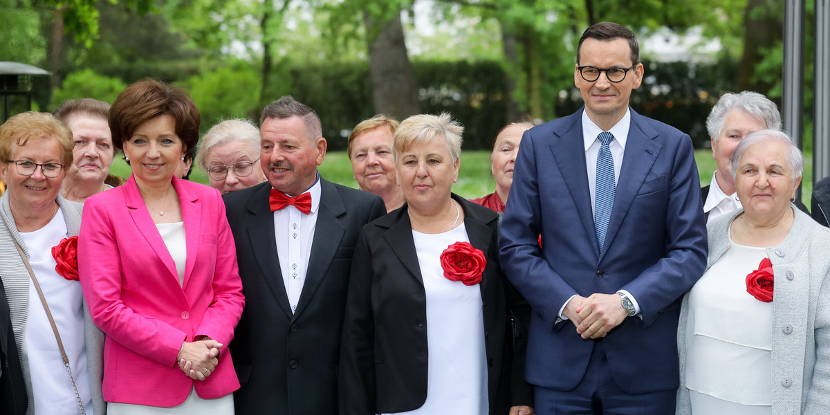 Rząd przyjął projekt ustawy wprowadzającej 14. emeryturę na stałe. Na zdjęciu premier Mateusz Morawiecki i minister rodziny i polityki społecznej Marlena Maląg.