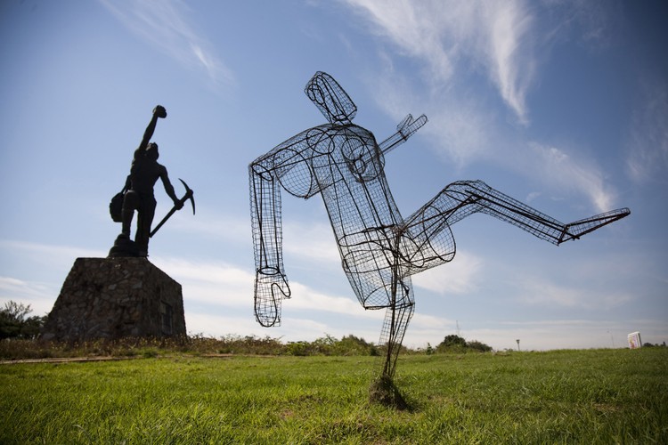 W miejscu, w którym rzekomo po raz pierwszy znaleziono złoto stoi obecnie pomnik piłkarza.

Na zdjęciu: Pomnik piłkarza w Johannesburgu