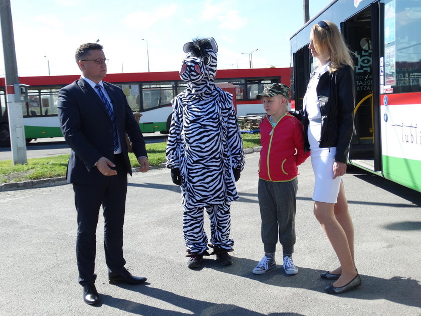 Zebra uczy zasad zachowania się w autobusie.