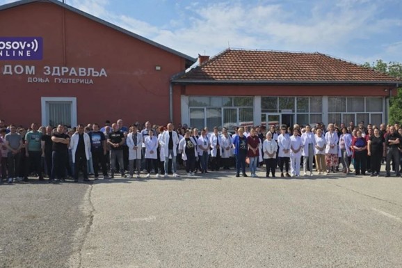 Nastavljeni skupovi podrške uhapšenim Srbima na KiM: Radnici KBC Priština - Gračanica  mirnim protestom izrazili nezadovoljstvo