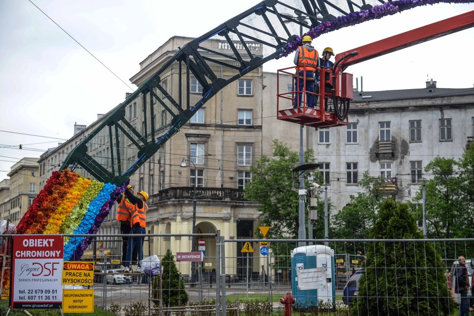 WARSZAWA PL. ZBAWICIELA TĘCZA MONTAŻ KWIATÓW (Montaż kwiatów na tęczy)