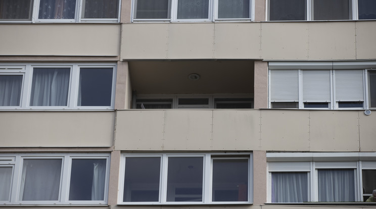 Kizuhant egy nő egy szálloda hatodik emeleti erkélyéről Spanyolországban /Illusztráció: Czerkl Gábor