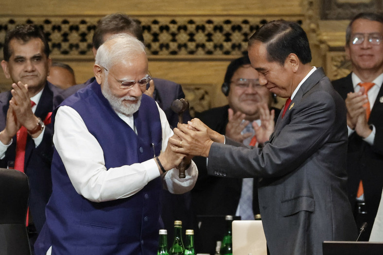 Premier Indii Narendra Modi (lewa) i prezydent Indonezji Joko Widodo (prawa), Indonezja, 16 listopada 2022 r.