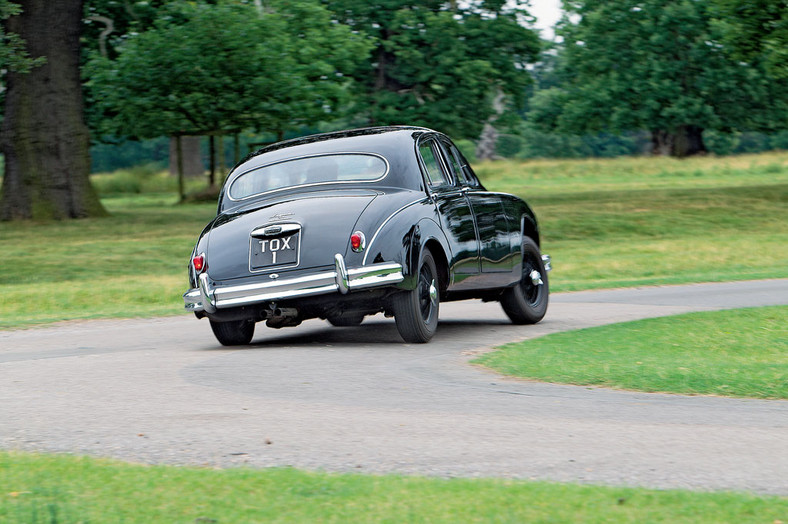 Jaguar Mk. I 3.4 Litre - jumping Jag: sport 
z czworgiem drzwi