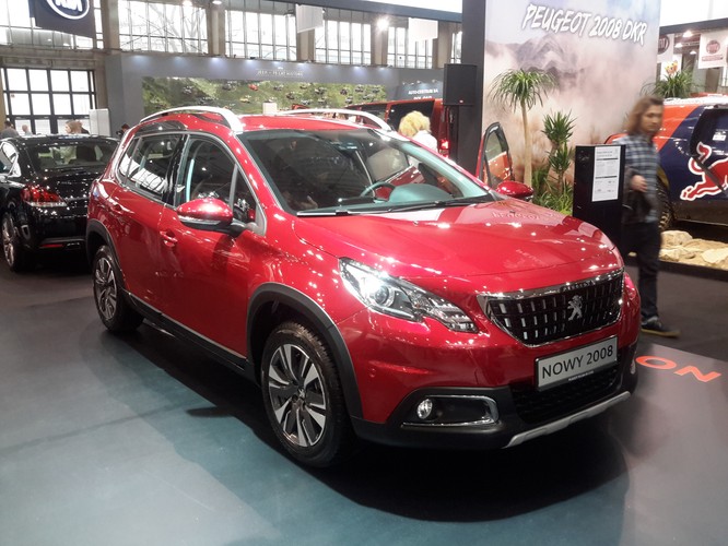 Pionowy grill i osłony podwozia, relingi dachowe, sporych rozmiarów spoiler i ozdobne listwy w drzwiach to cechy rozpoznawcze Peugeota 2008 po face liftingu. Producent przedstawia go jako auto typowo miejskie. Na ruchliwych trasach szczególnie przydatne mają być system aktywnego hamowania Active City Brake pozwala, system Park Assist i kamera cofania, która wyświetla na ekranie linie obrysowe samochodu, ułatwiając manewrowanie.