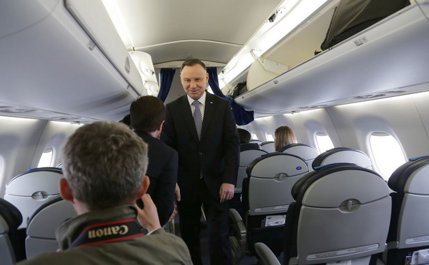 Warszawa, 18.05.2019. Prezydent Andrzej Duda, 18 bm. w samolocie rządowym na warszawskim lotnisku. Para prezydencka udaje się z wizytą do Republiki Włoskiej, gdzie weźmie udział w uroczystościach z okazji 75. rocznicy bitwy o Monte Cassino. (pkus) PAP/Wojciech Olkuśnik