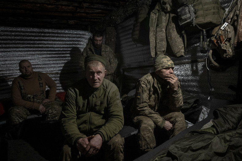 Ukraińscy żołnierze w schronie w obwodzie donieckim, Ukraina, 4 stycznia 2024 r.
