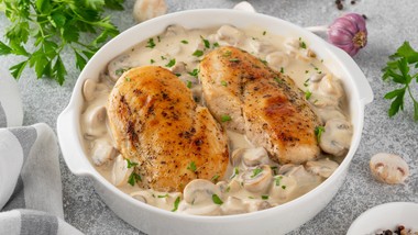 pyszny obiad na środę. podajemy przepis, ty gotujesz. kurczak w aksamitnym sosie pieczarkowym