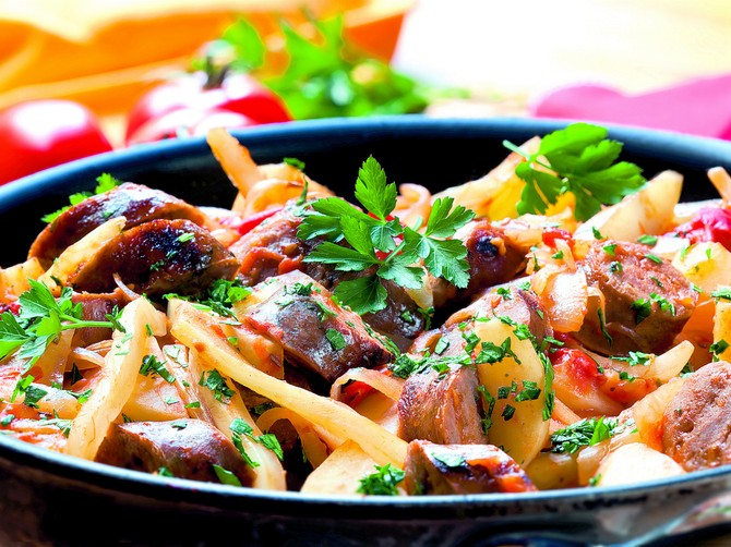 128783_kobasice-sa-krompirom-stockphotocasserolewithsausagesandvegetablesslowcooked59256217