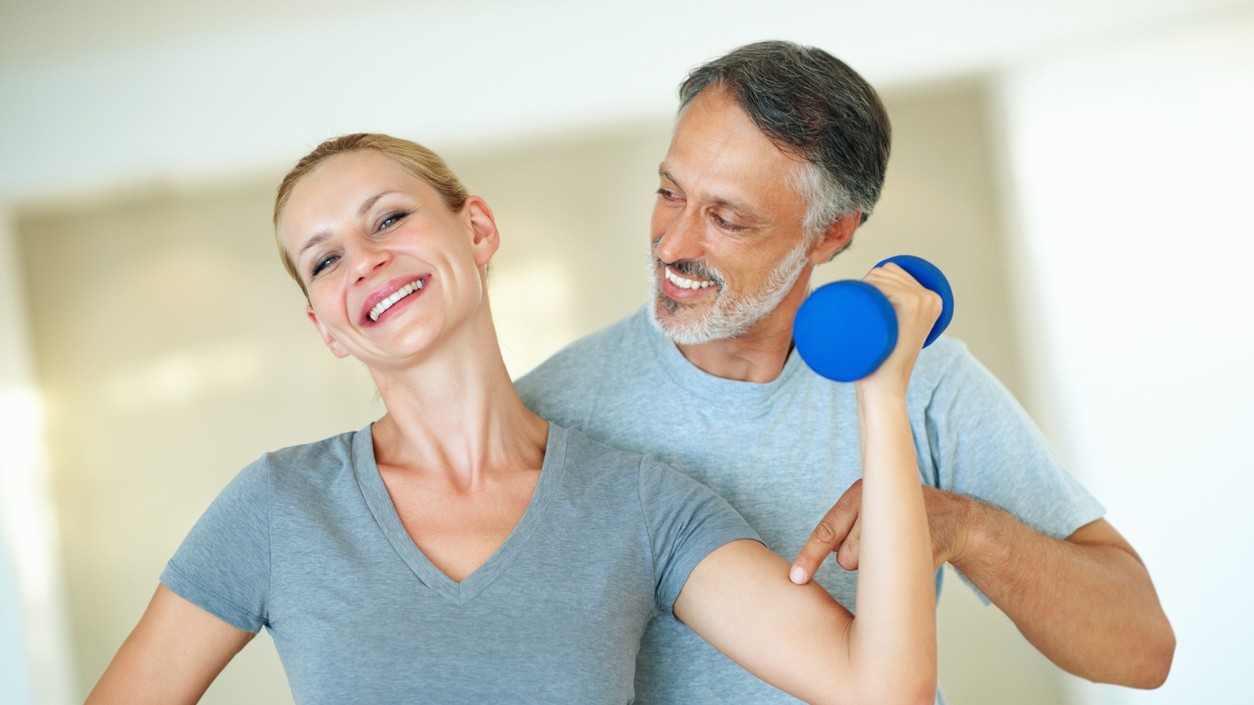 Udržiavať silu v strednom veku je rovnako dôležité ako v mladosti – podpora partnera robí cvičenie ešte príjemnejším.