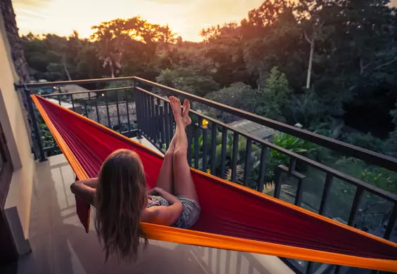 Hamak na balkonie zamieni miejski relaks w tropikalny wypoczynek. Jak model wybrać?