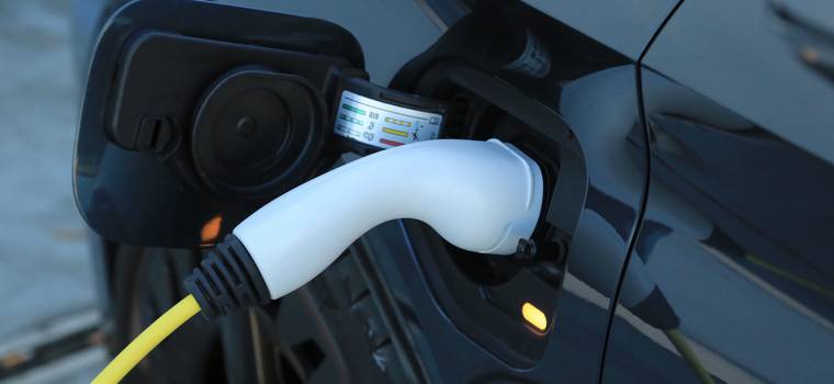 Hybrydy plug-in stracą status pojazdów niskoemisyjnych