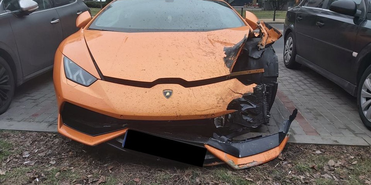 Lamborghini porzucone na warszawskim parkingu. 