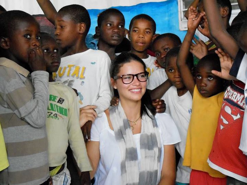 Lima se nasmejana  fotografisala sa decom sa Haitija