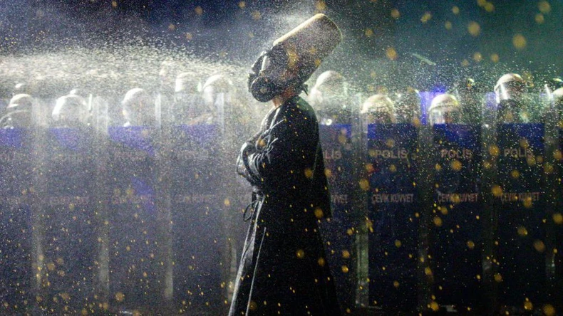 Demonstranta obučenog kao derviš policija je poprskala biber sprejom ispred čuvenog akvadukta u Istanbulu | Foto: Getty Images