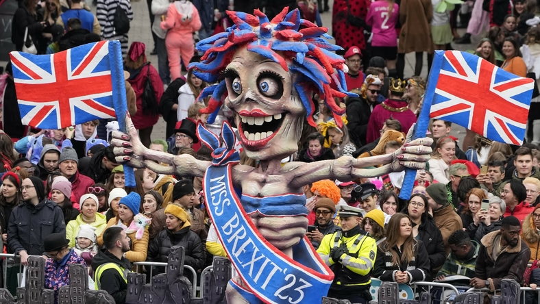 Brexit przedstawiony na tradycyjnej paradzie karnawałowej w Duesseldorf, Niemcy, 20 lutego, 2023 r.