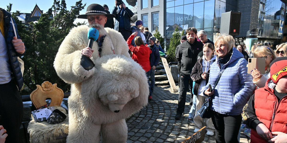 Turyści i mieszkańcy Zakopanego zebrali się na Krupówkach, aby wyrazić poparcie dla autentycznego Białego Misia. Zakopane, 9 marca 2024 r.