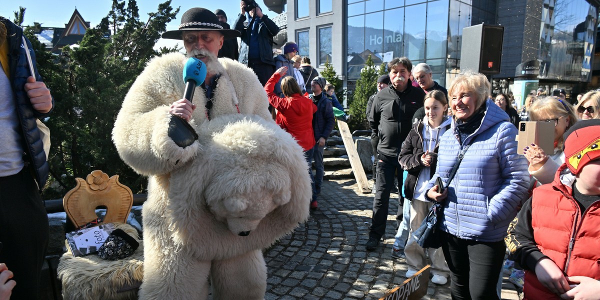 Turyści i mieszkańcy Zakopanego zebrali się na Krupówkach, aby wyrazić poparcie dla autentycznego Białego Misia. Zakopane, 9 marca 2024 r.