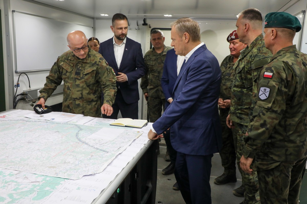 Premier Donald Tusk, wicepremier, szef MON Władysław Kosiniak-Kamysz oraz płk Sławomir Lidwa podczas odprawy z dowództwem służb mundurowych w placówce Straży Granicznej w Dubiczach Cerkiewnych