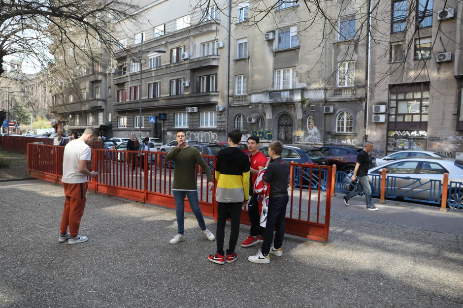 Osmaci posle testa ispred škole u centru Beograda