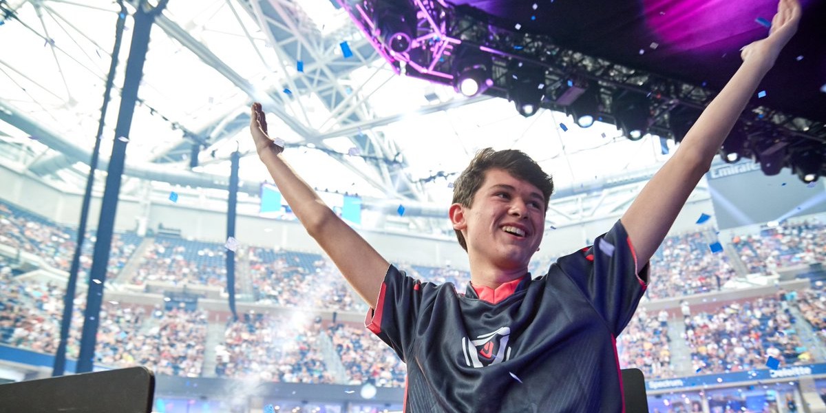 16-letni Kyle "Bugha" Giersdorf zwyciężył w rozegranym w niedzielę finale turnieju e-sportowego "Fortnite" World Cup w kategorii indywidualnej. Nastolatek z USA otrzymał 3 mln dolarów. Całkowita pula nagród wydarzenia osiągnęła bezprecedensową wysokość 30 mln USD.