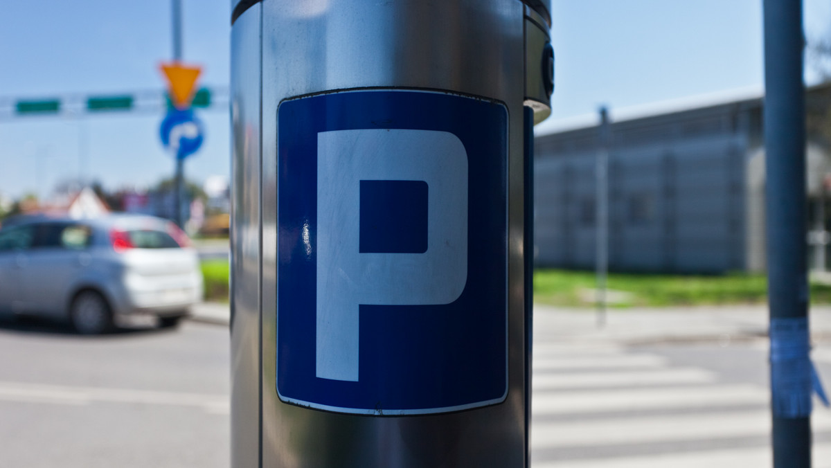 System parkomatów zamiast dotychczasowych kart parkingowych kupowanych np. w kiosku, będzie obowiązywał w strefie płatnego parkowania Białymstoku - zdecydowali dziś miejscy radni. Do jesieni ma tam stanąć 185 parkomatów.