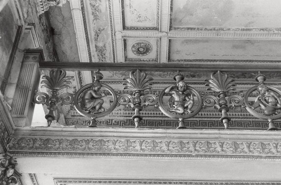 Balustrada w sali balowej w Pałacu Jedlinka