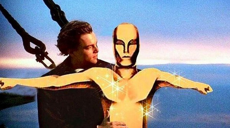 DiCaprio az Oscar-szoborral smúzol a Titanicon / Fotó: VH1