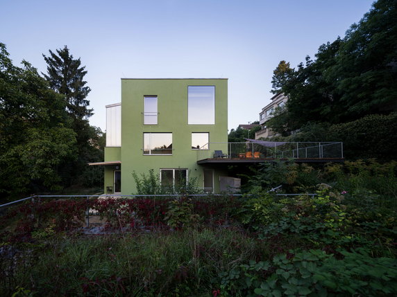 Zielony dom pośród bujnej zieleni. Projekt metamorfozy 60-letniego budynku wykonało biuro Aoc architekti